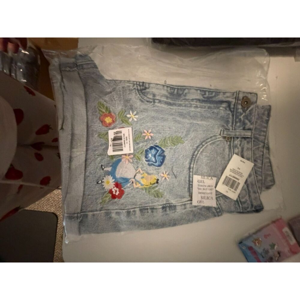 Her Universe Disney Alice In Wonderland Embroidered Mom Shorts 11